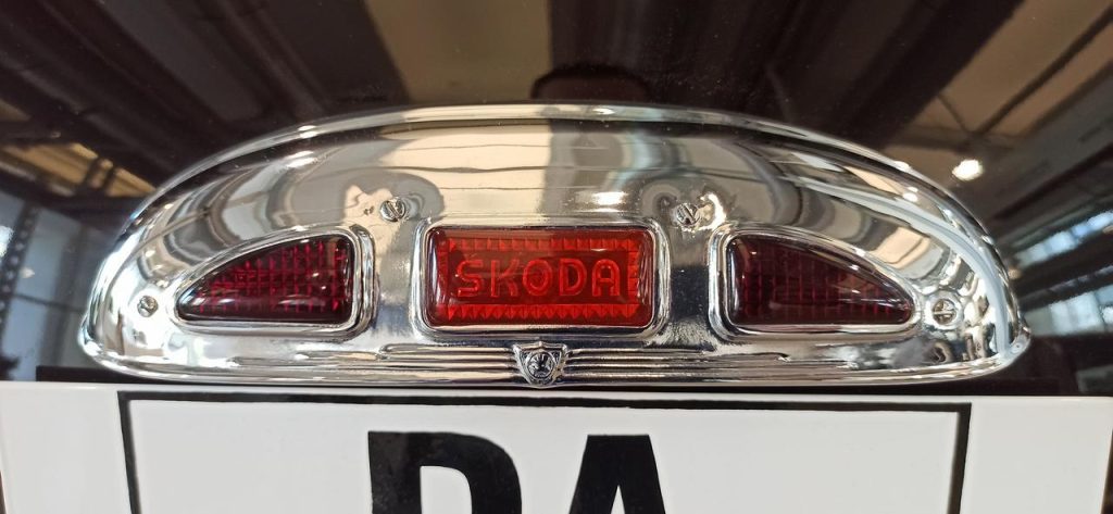 Logo Skody na klapie bagażnika Superba